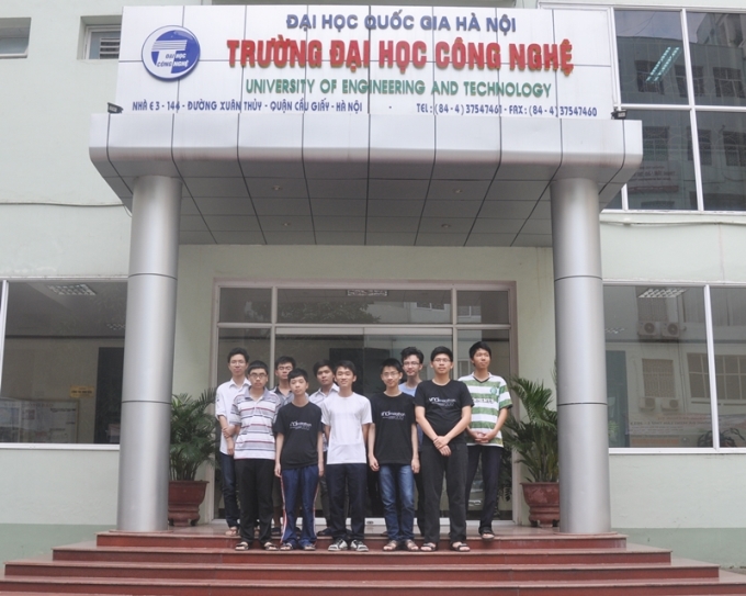 Thí sinh chụp hình lưu niệm ở trường Đại học Công nghệ, ĐHQGHN (Ảnh: UET-News)